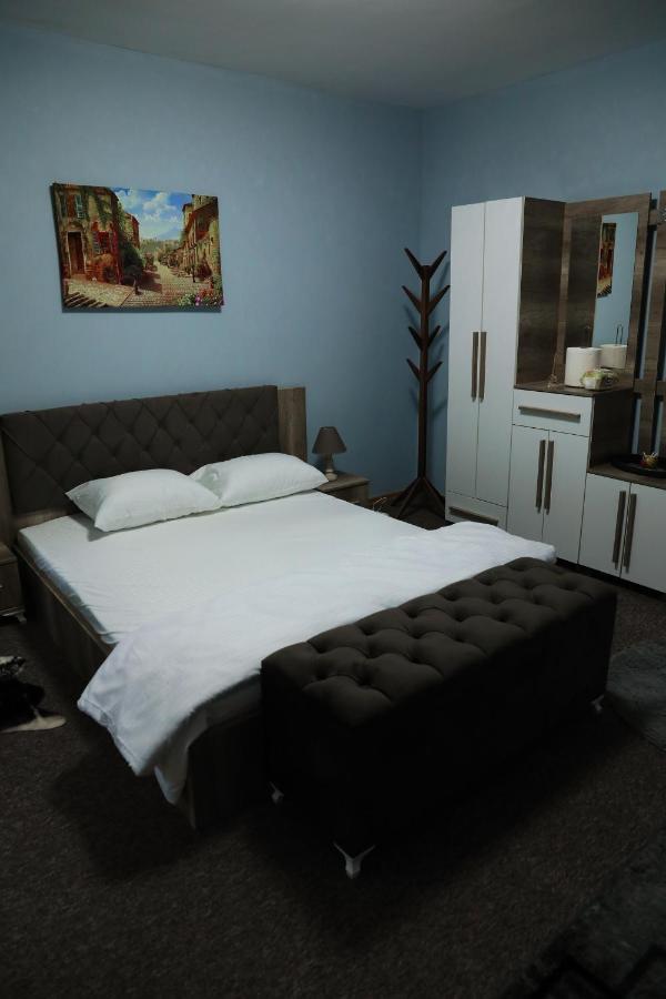 City Park Hostel Приштина Екстер'єр фото