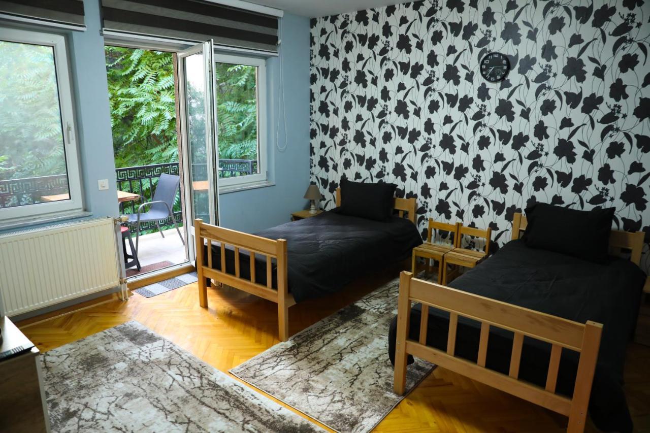 City Park Hostel Приштина Екстер'єр фото
