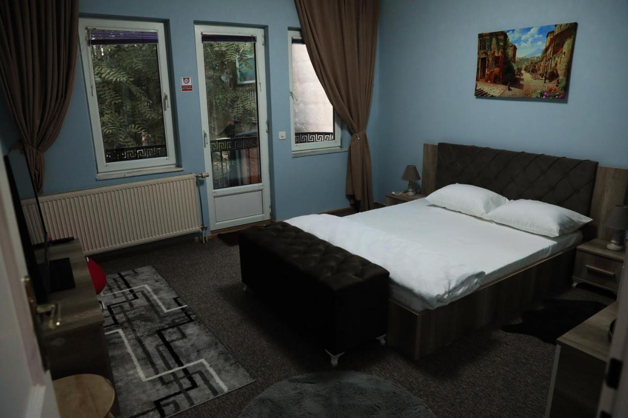 City Park Hostel Приштина Екстер'єр фото
