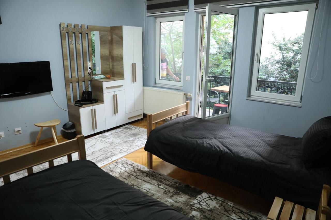 City Park Hostel Приштина Екстер'єр фото
