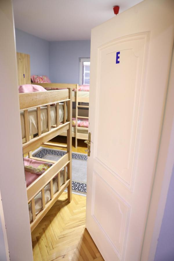 City Park Hostel Приштина Екстер'єр фото